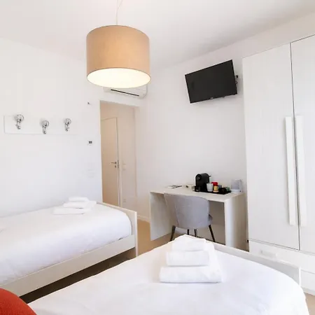 Lucchetta - Tre E Con Parcheggio Interno ゲストハウス 4*