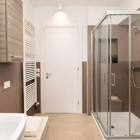 Lucchetta - Tre E Con Parcheggio Interno ゲストハウス 4*